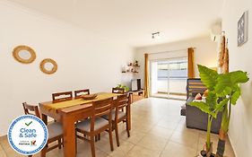 A04 - Large Modern 1 Bed Apartment With Pool